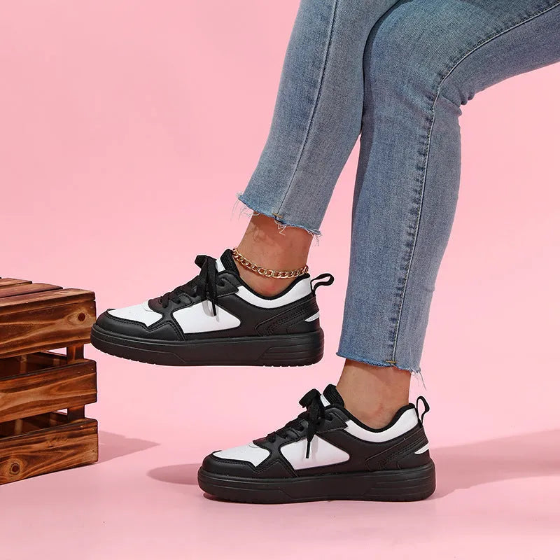 White low-top board shoe with mesh lining, mid heel 3-5cm, rubber MD TPU sole, front lace-up, round toe