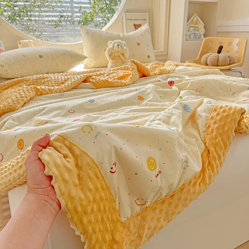 Yellow pure cotton printed quilt for spring and autumn, available in three sizes, machine washable.