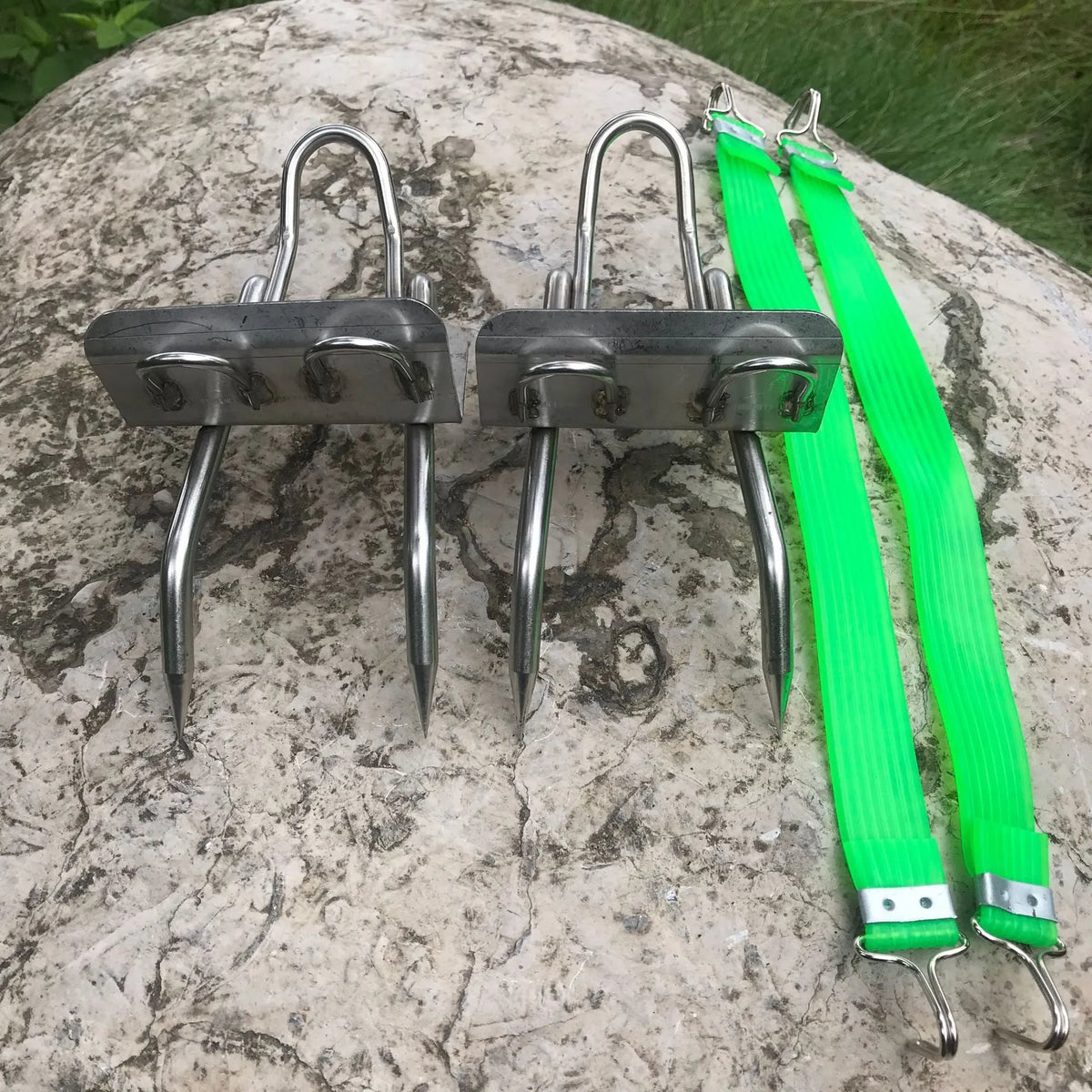 Pair of 304 stainless steel tree climbing spikes with sharp claws and two fastening straps