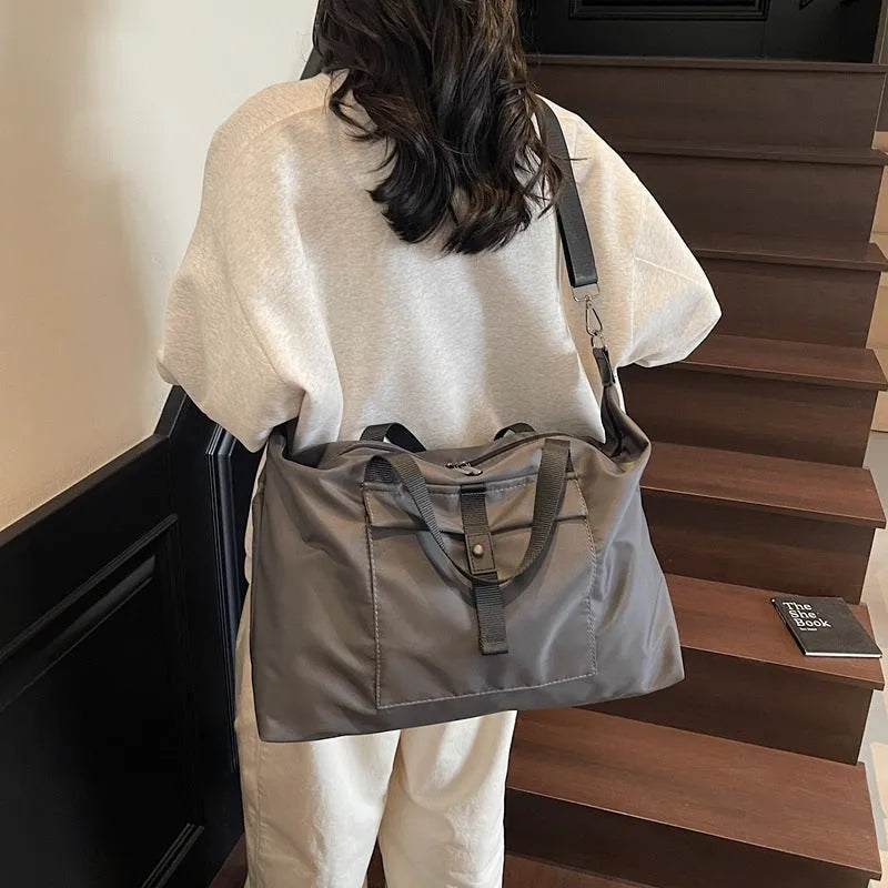 One-shoulder travel bag in grey, black or green with 36-55 litre capacity and Oxford cloth construction