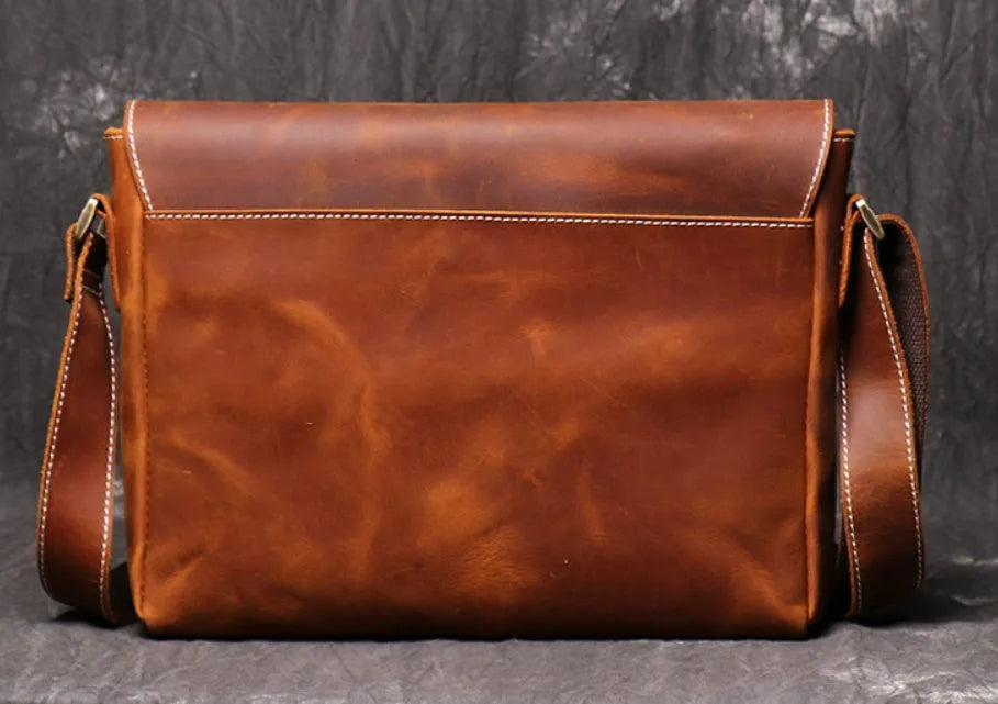 Vintage brown men's shoulder bag made of cowhide leather with adjustable strap and multiple internal pockets.