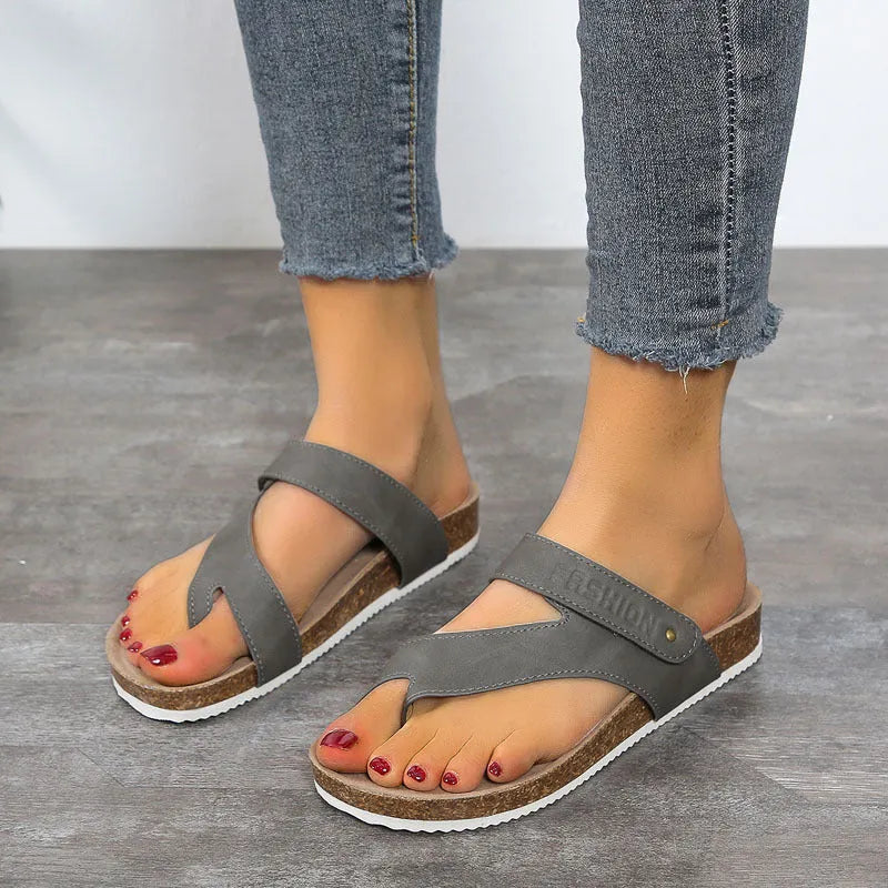 Flat toe ring thick-soled flip-flops in red, blue, grey, pink, brown, or grey variant with foam soles and artificial PU uppers.