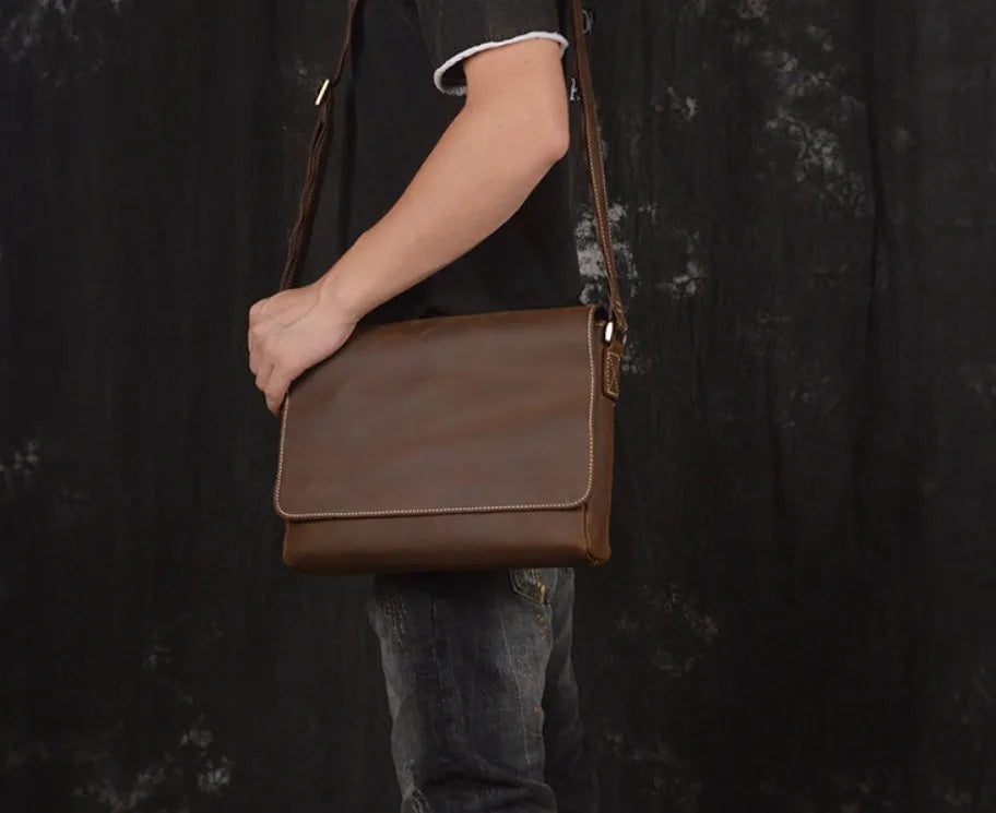 Vintage brown men's shoulder bag made of cowhide leather with adjustable strap and multiple internal pockets.