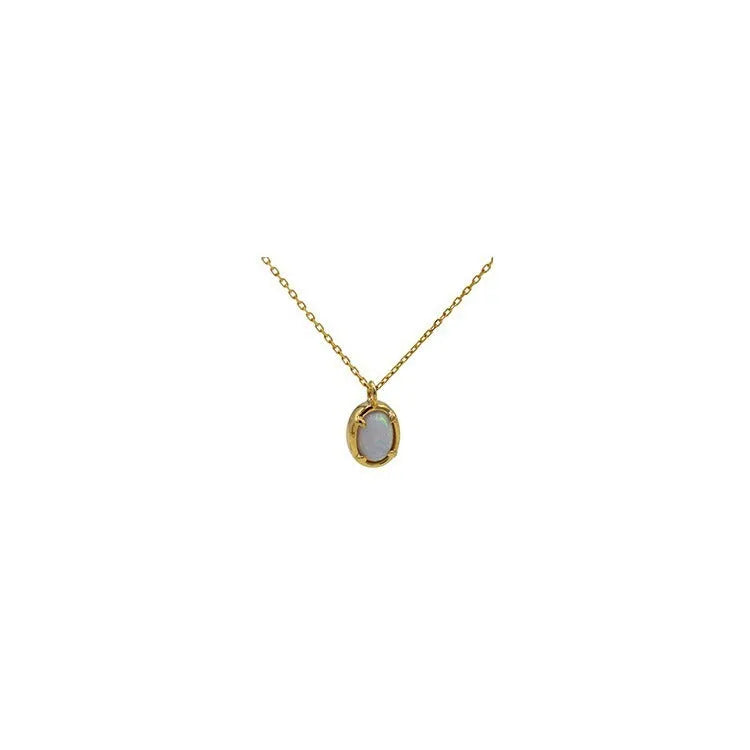 Geometric oval pendant necklace in 925 silver with gold plating on a model