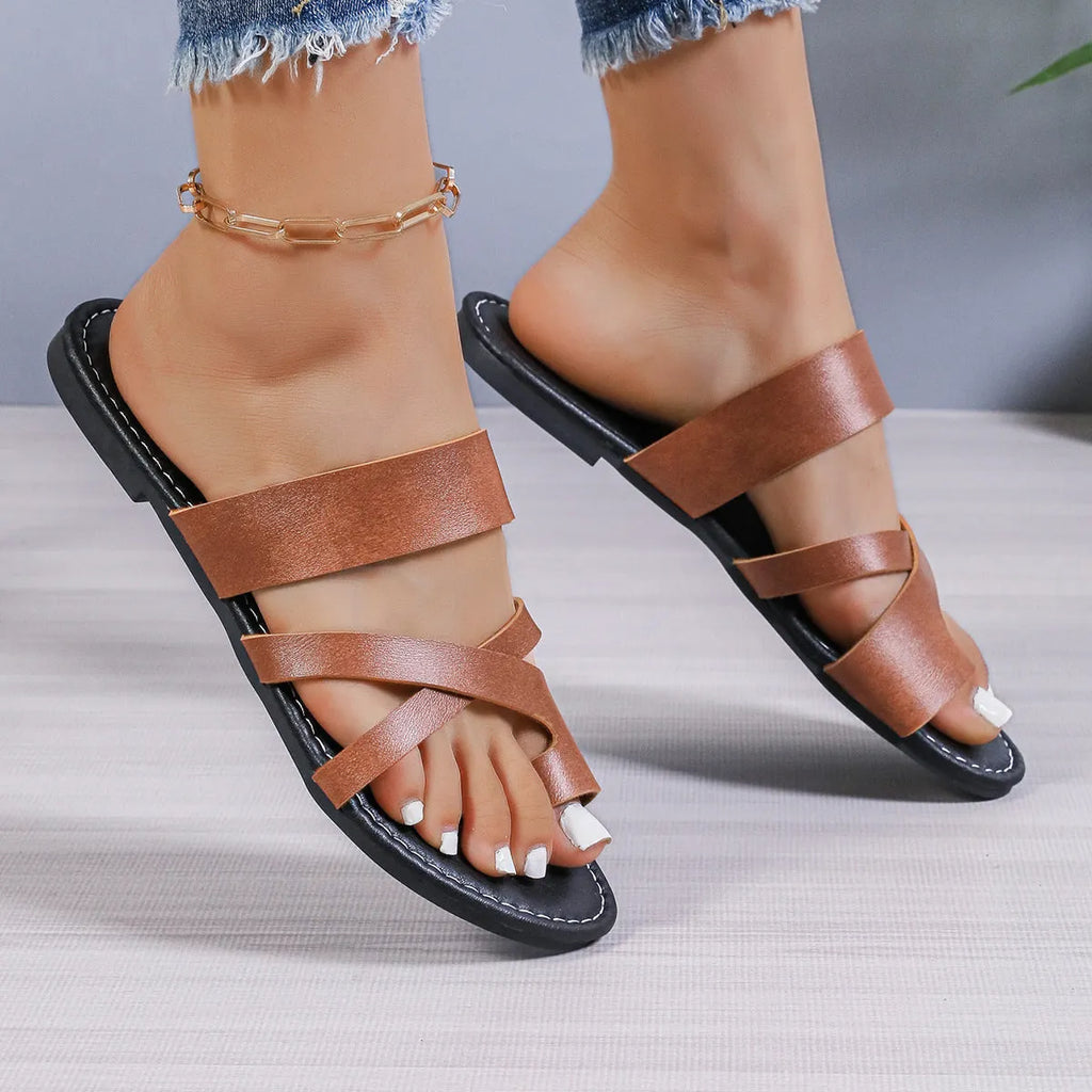 Round head casual beach slippers in black with hollow-out design and rubber soles