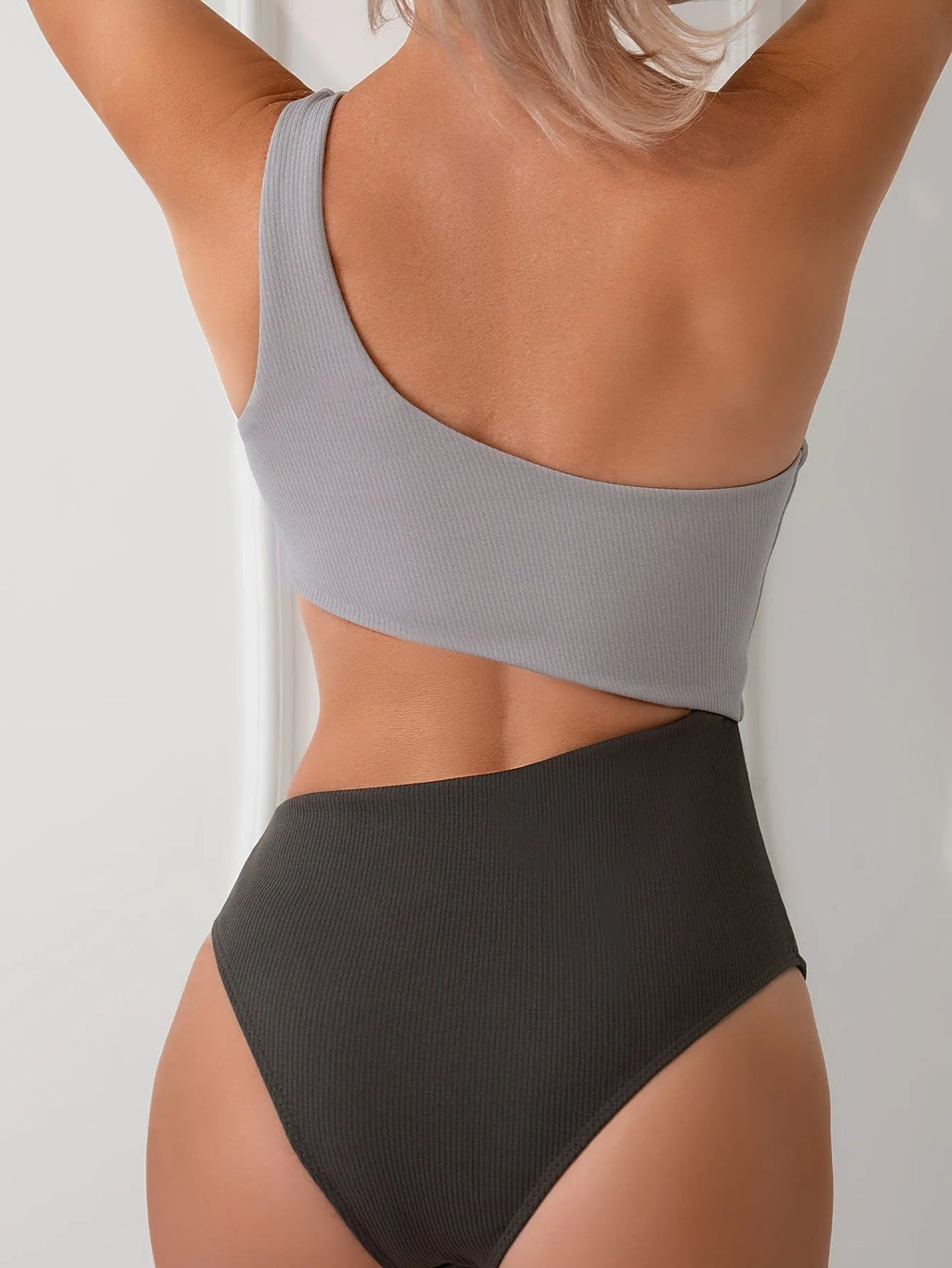 Women's solid colour one-shoulder one-piece swimsuit in polyester for swimming