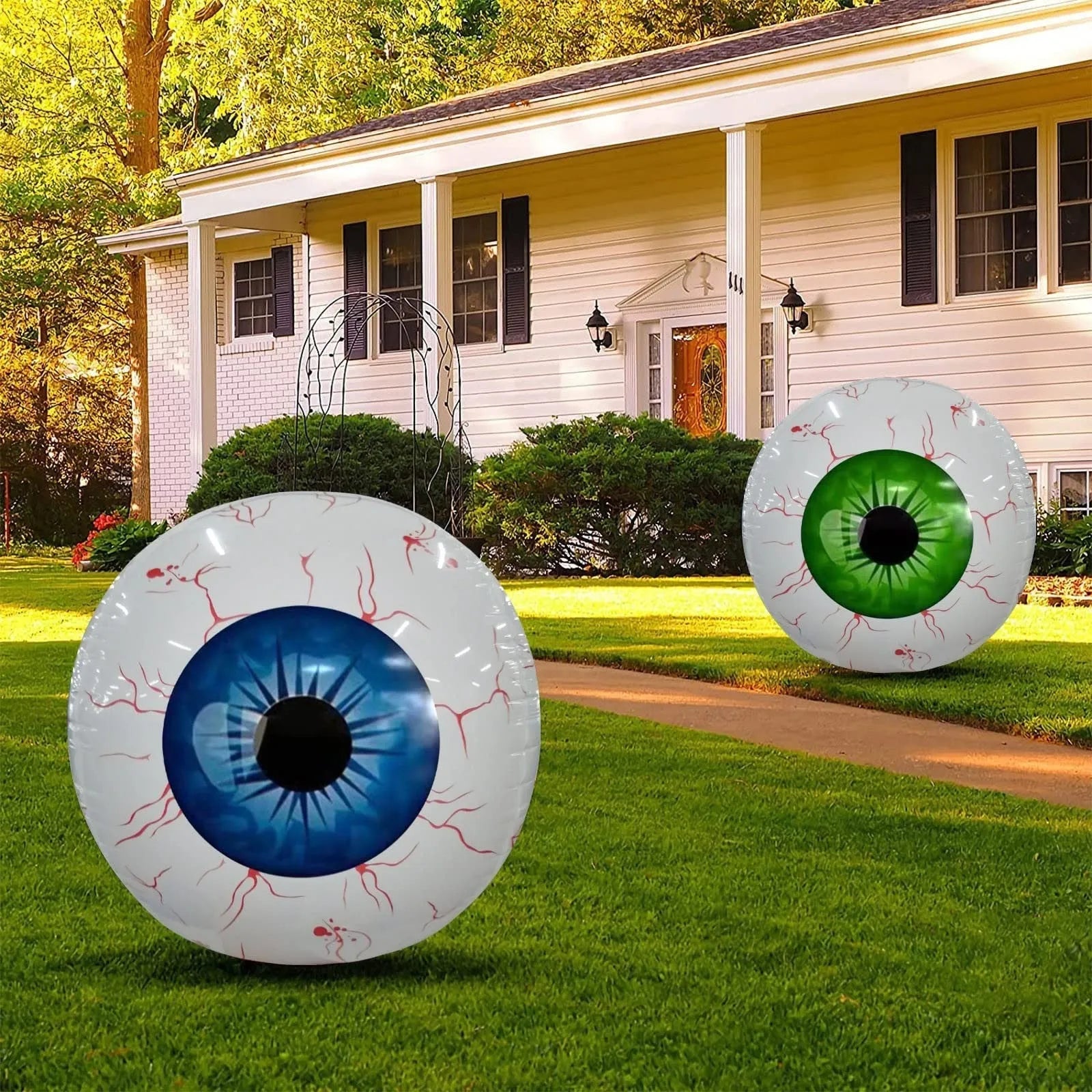Green Halloween eyeball balloon with bloodshot pattern, 40 cm diameter when inflated