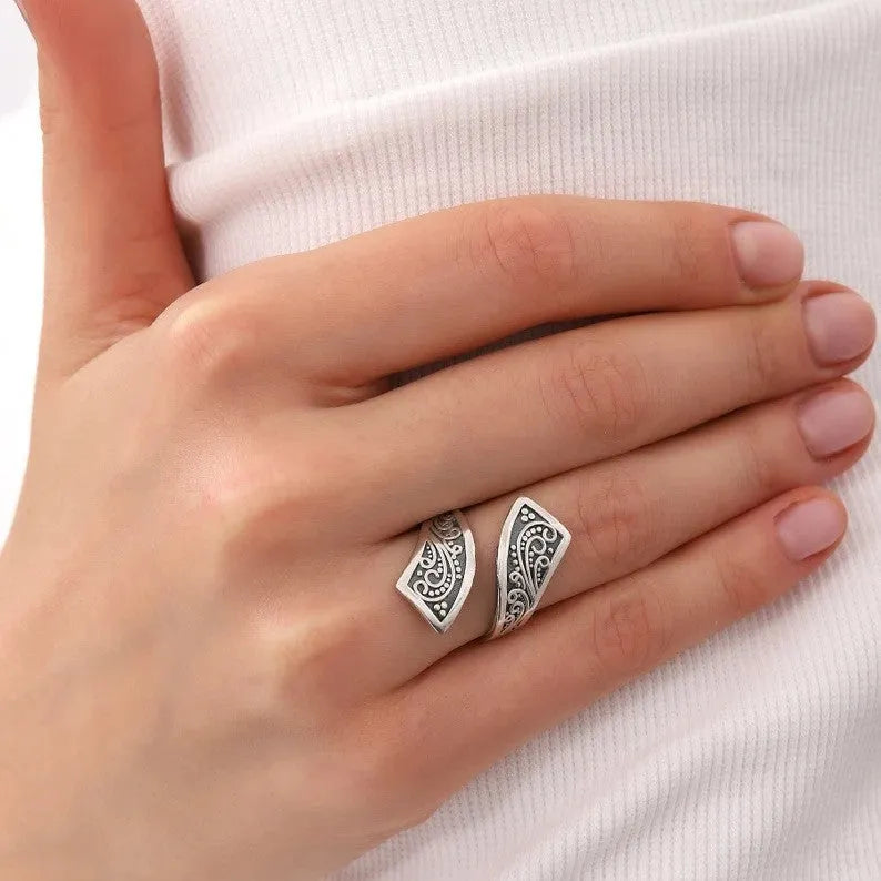 Silver retro women's ring with adjustable opening and minimalist design details