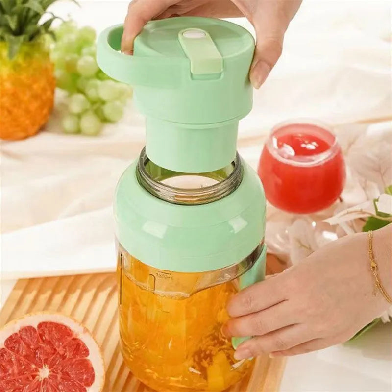 Portable electric juicer in emerald green with 1500ml capacity and USB charging port