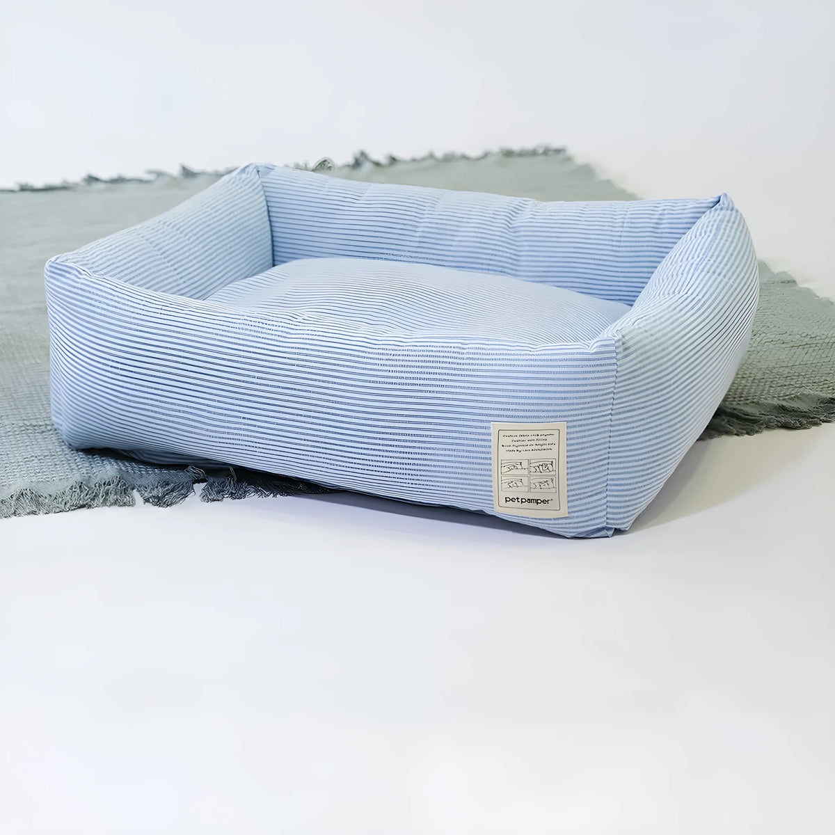 Foldable cat nest in white and blue striped cloth, free size, for cats.