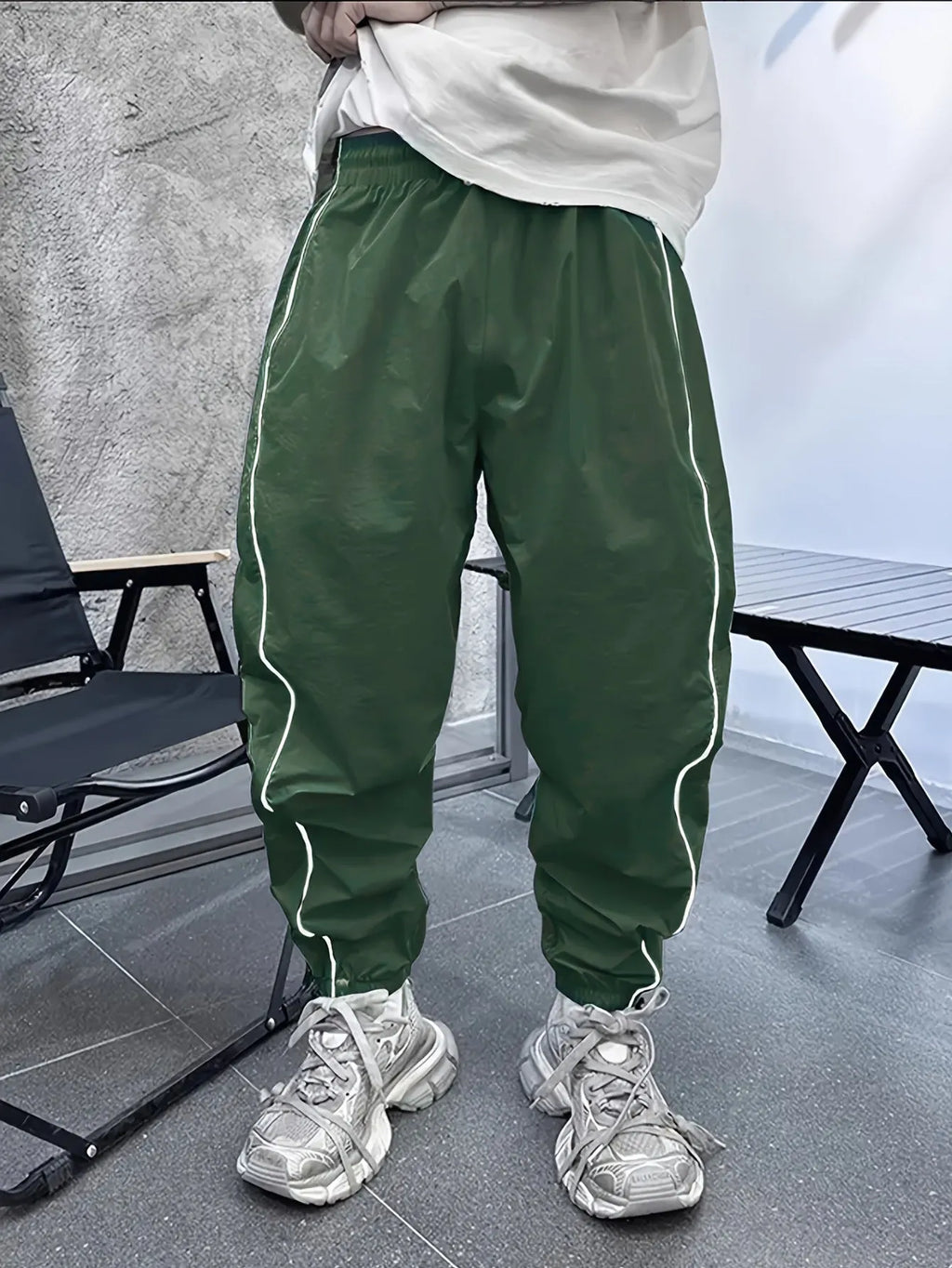 Men's bamboo fibre casual sports trousers in army green with cropped length and elasticated waist