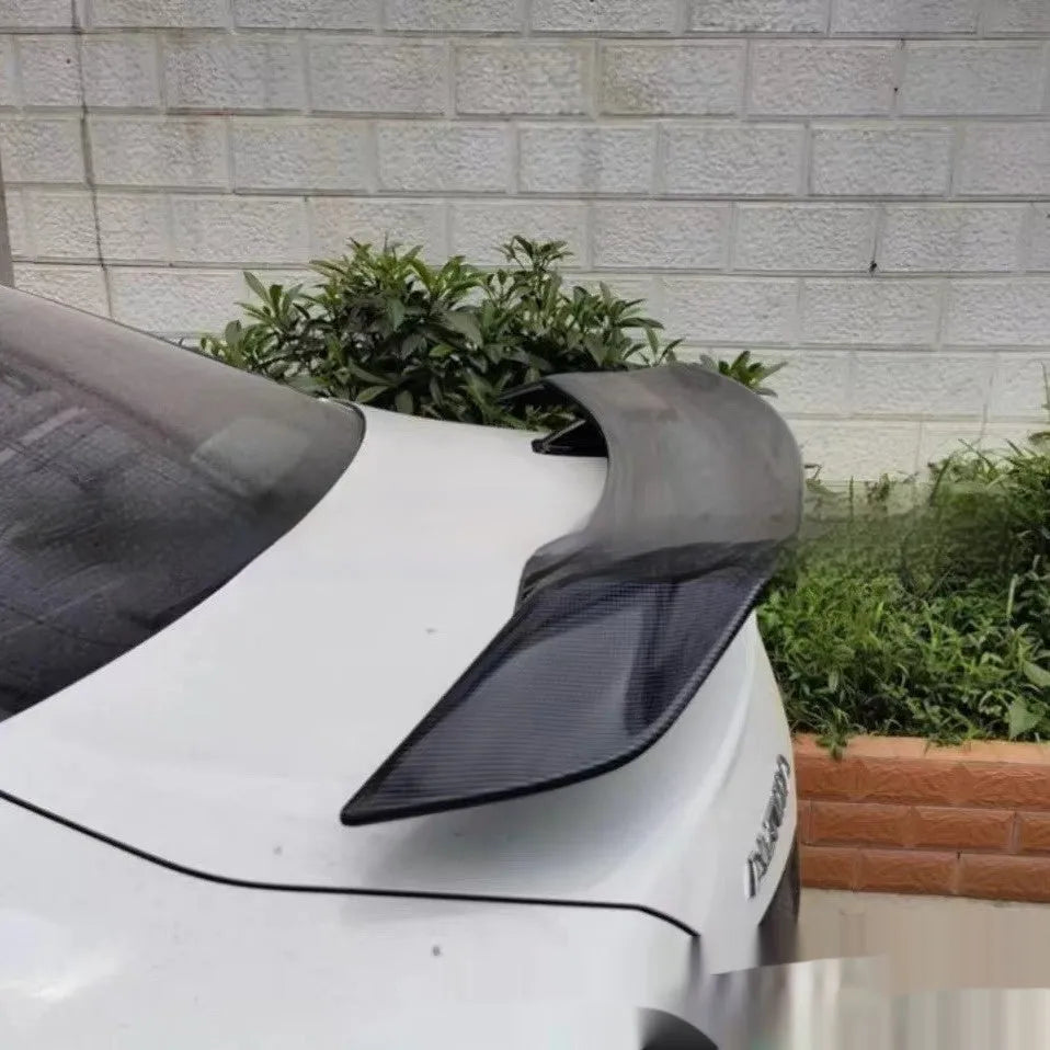 15cm wide punch-free ABS car spoiler in bright black finish on vehicle trunk