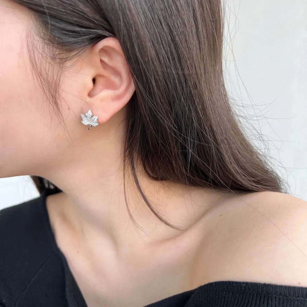Pair of 925 silver maple leaf earrings for women with platinum-tone electroplating, each measuring 13.3 x 15mm.