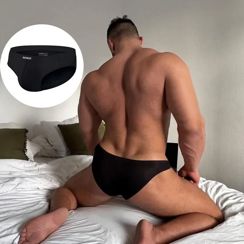 Men's solid colour seamless low-waist briefs in knitted polyester fabric.