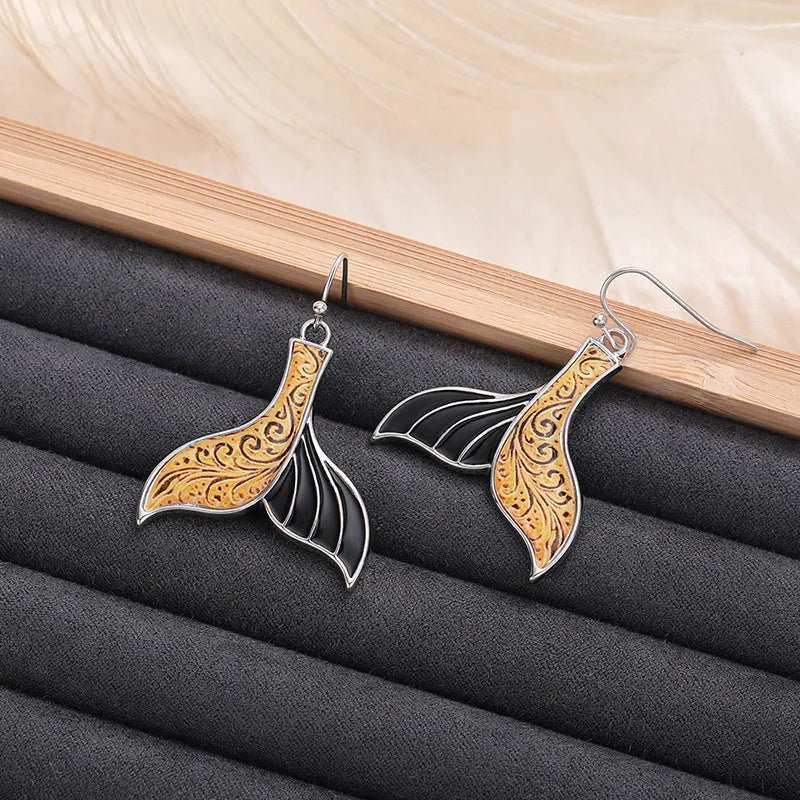 Women's fishtail design earrings with whale motifs in white gold colour alloy