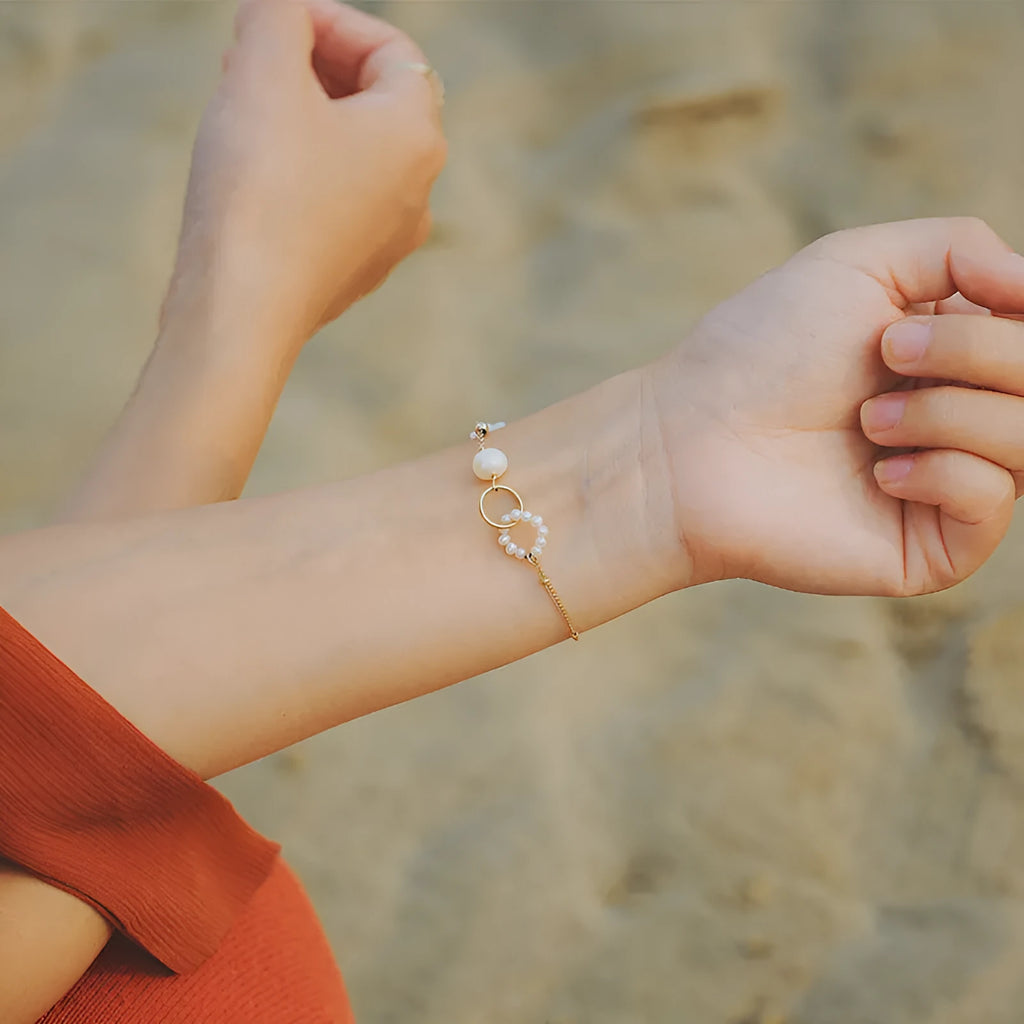 14k gold-plated natural pearl bracelet for women showing pearl and metallic elements
