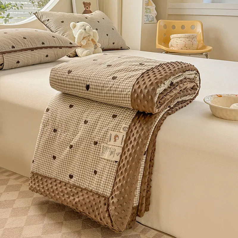 Yellow pure cotton printed quilt for spring and autumn, available in three sizes, machine washable.