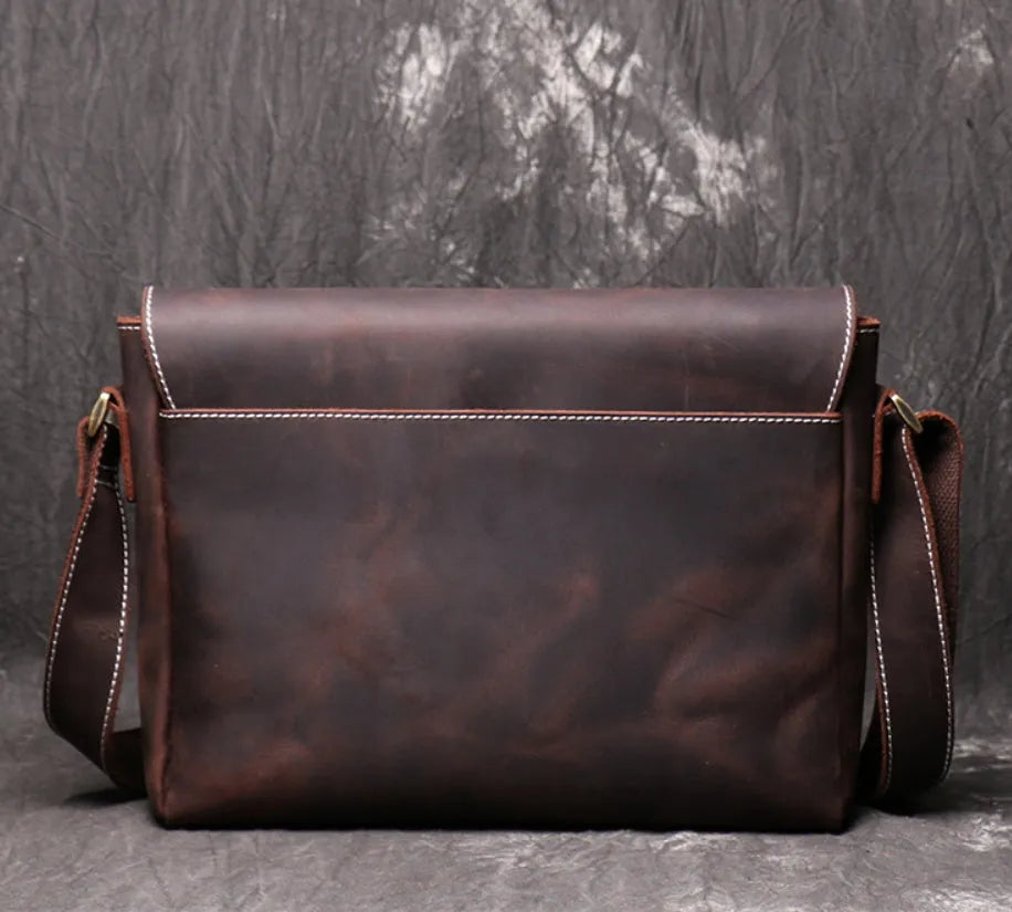 Vintage brown men's shoulder bag made of cowhide leather with adjustable strap and multiple internal pockets.