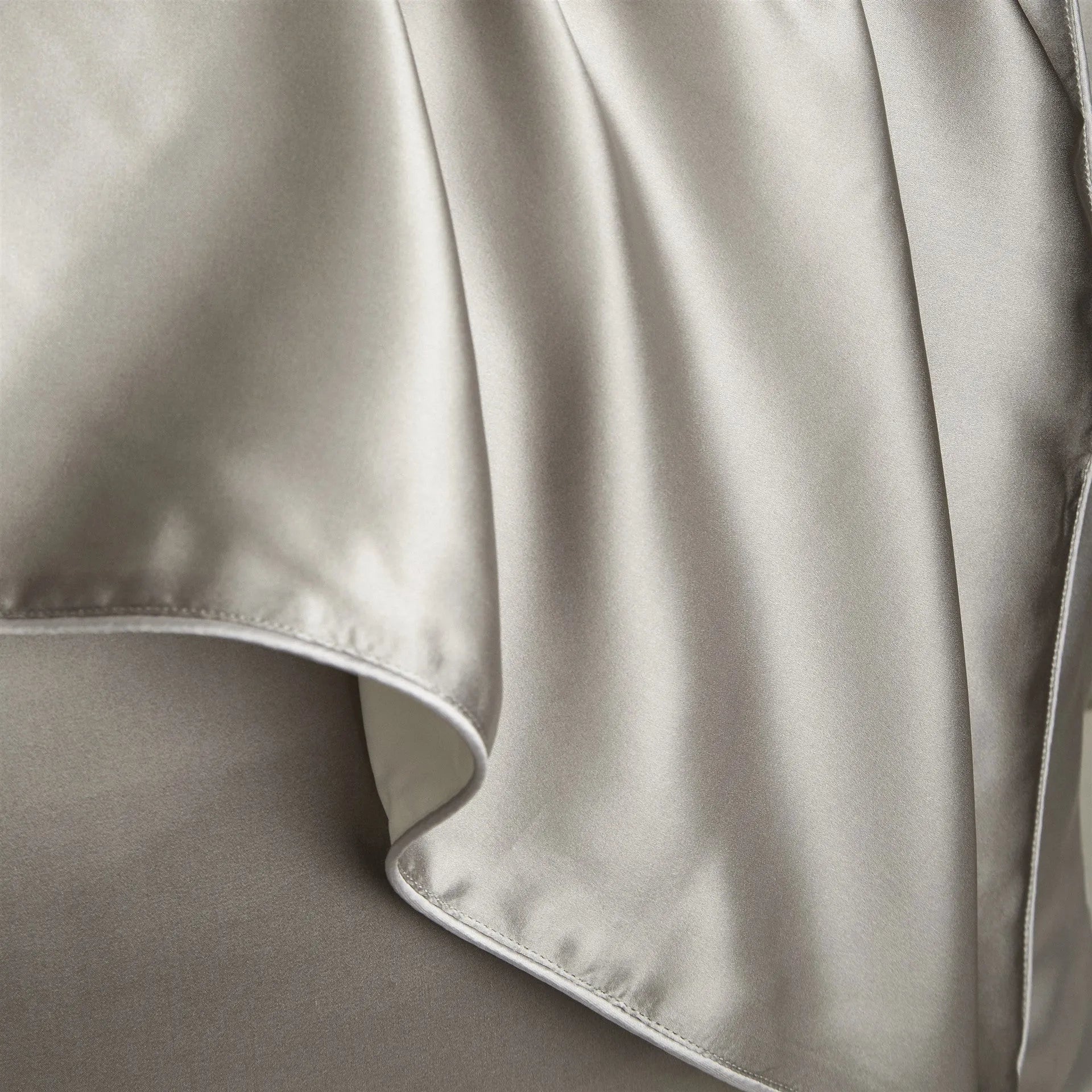 Single silk pillowcase in Bean Paste Purple colour, showing smooth mulberry silk texture and 48 x 74 cm size.