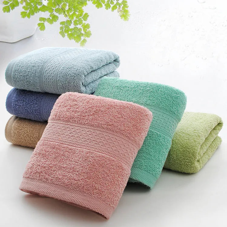 Thickened bath and beach towel with 80% cotton composition in multiple colour options