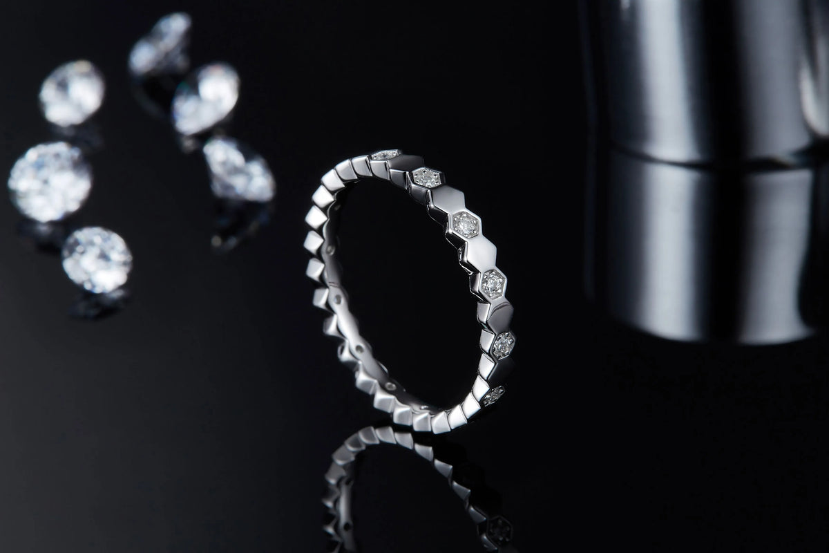 Moissanite wedding ring set in S925 silver with platinum plating, sizes 5-9, GRA certificate and gift box.