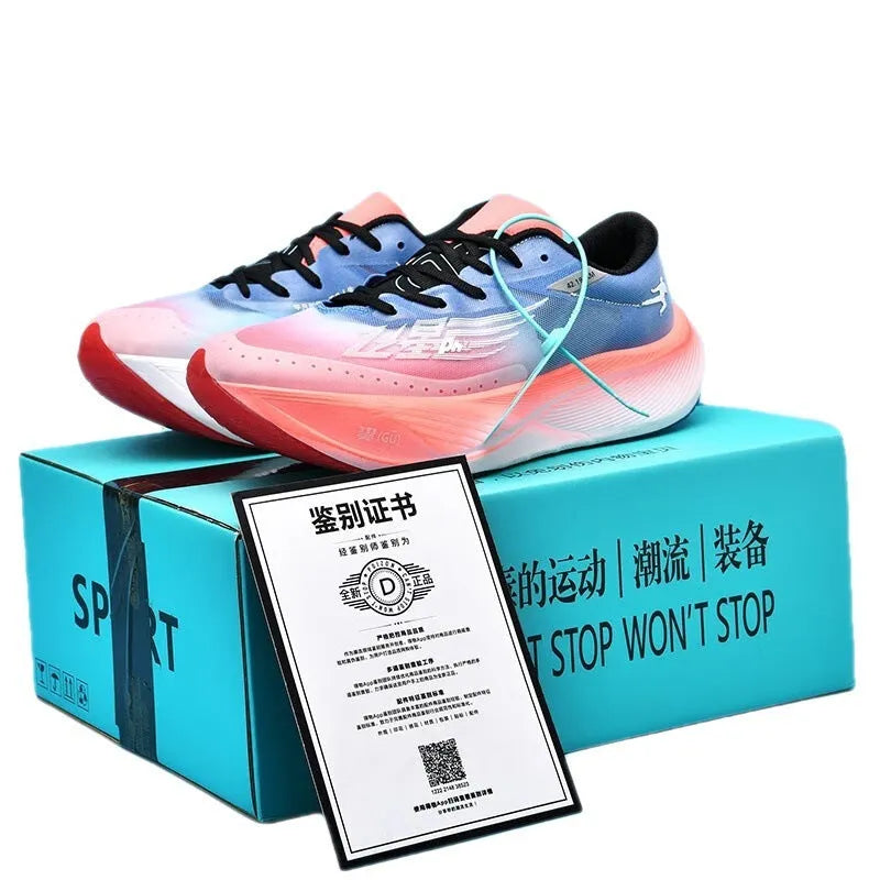 Racing carbon plate sneaker with natural rubber sole and PU mesh upper in glacier colour