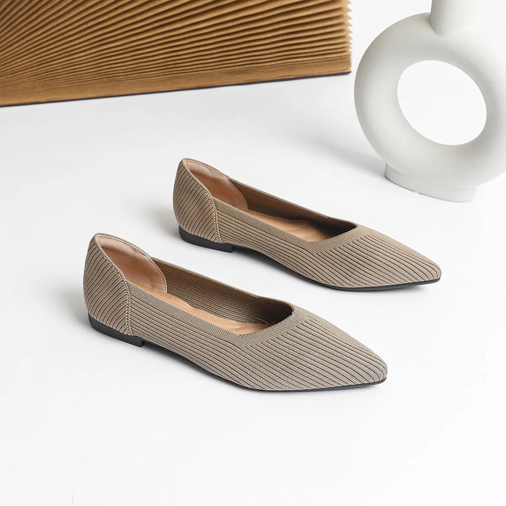 Women's flat-heel knit pumps with pointed toe in apricot colour