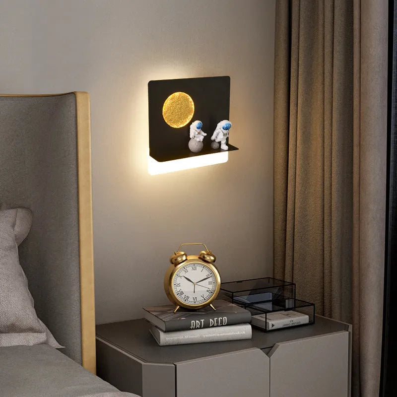 Astronaut-shaped shelf wall lamp in black or white circular or square design with LED lighting
