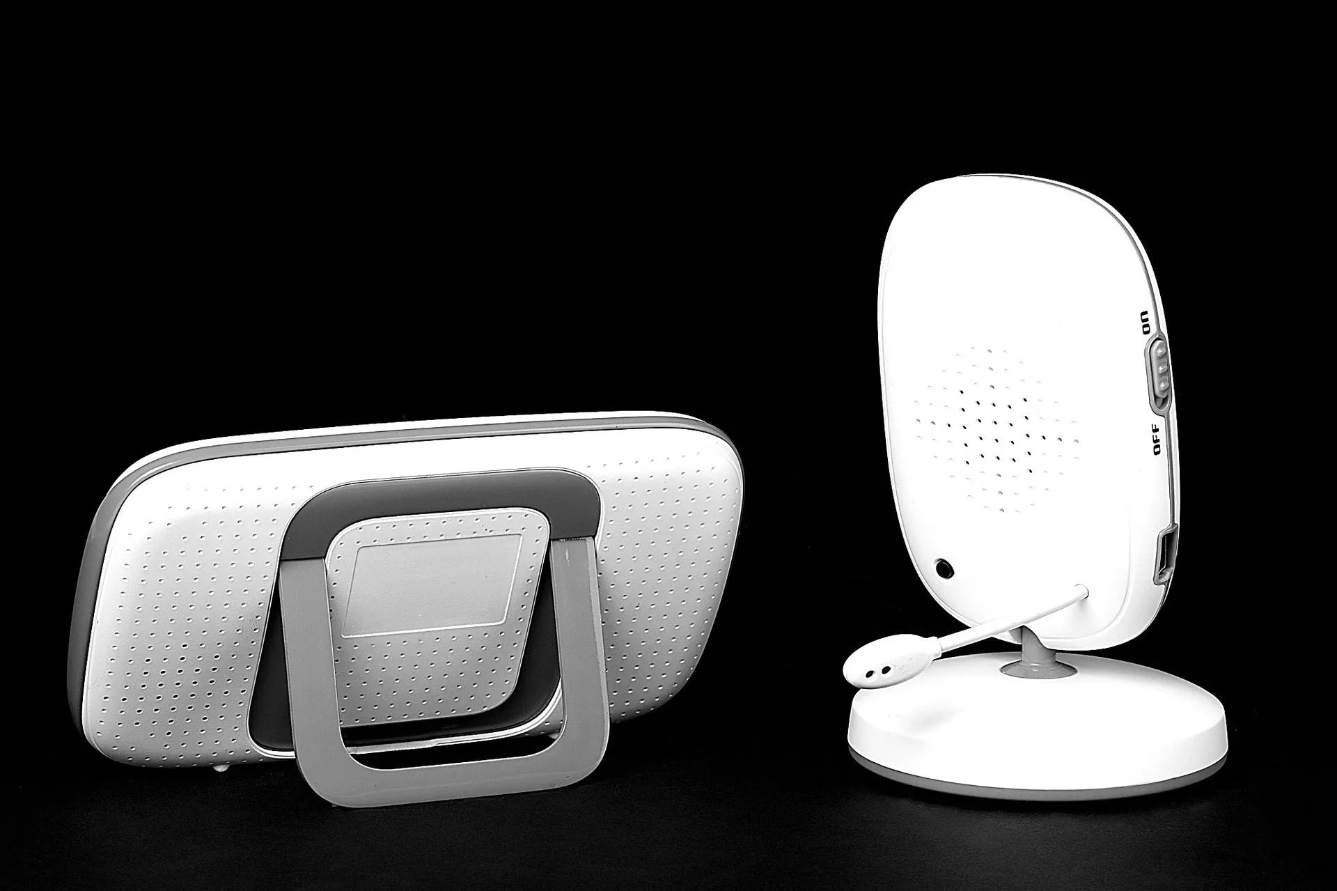 VB603 digital baby monitor showing parent unit with 3.2-inch screen and separate camera with night vision LEDs.
