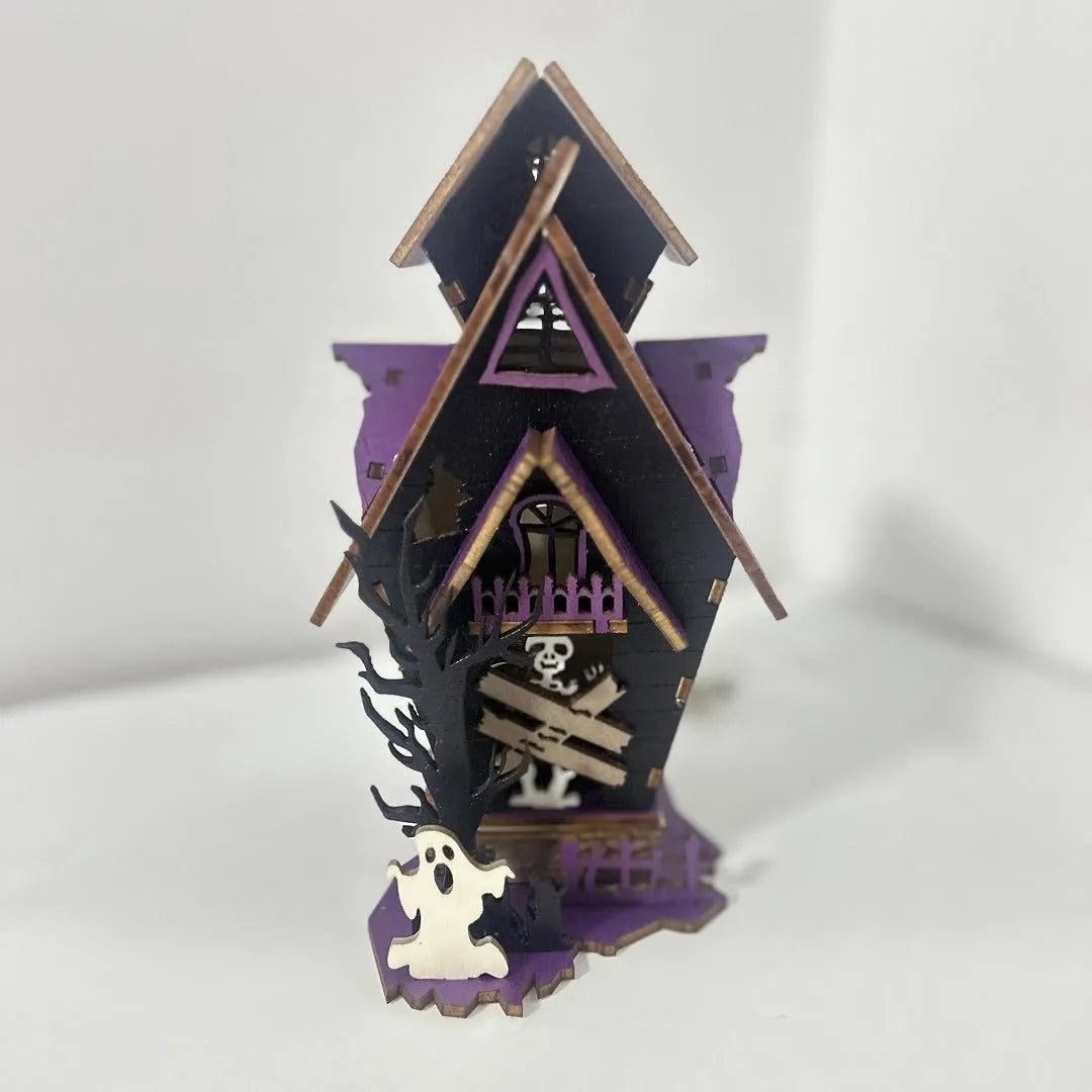 Wooden haunted house Halloween decoration measuring 14x10.5x19cm with luminous finish and cut-out details