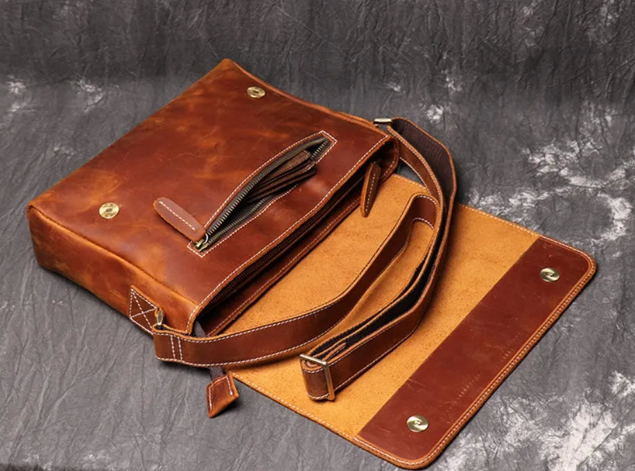 Vintage brown men's shoulder bag made of cowhide leather with adjustable strap and multiple internal pockets.
