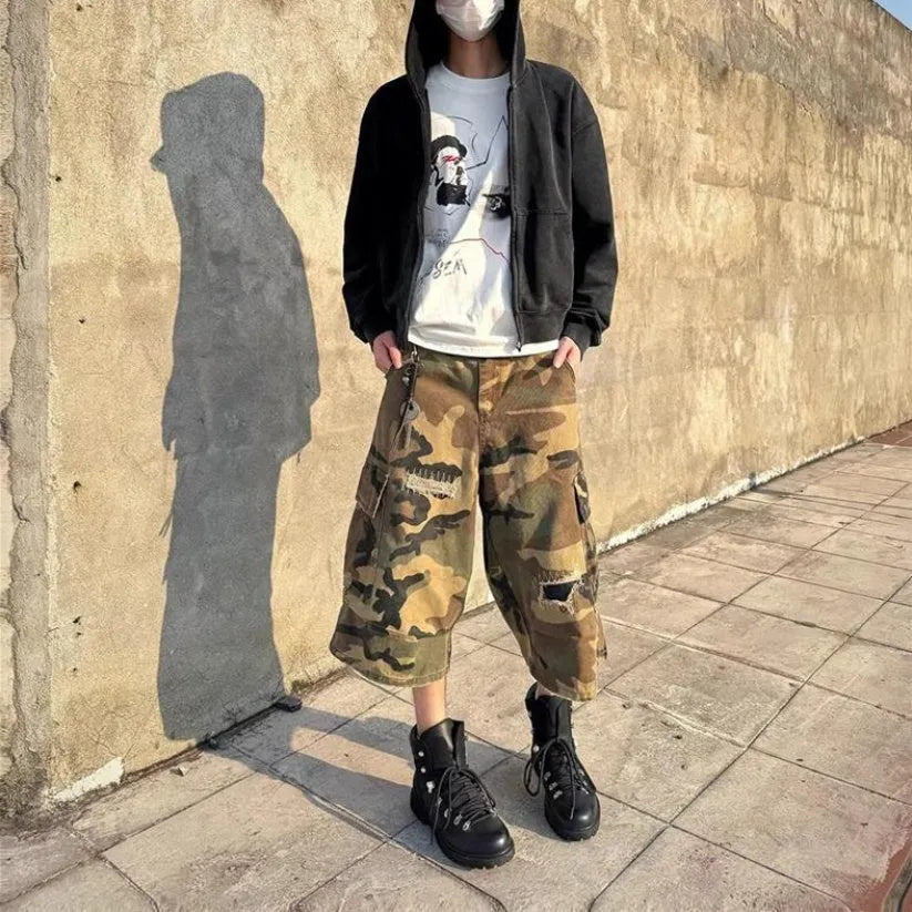 Men's camouflage cropped jeans with straight-leg cut and loose fit in thin cotton fabric