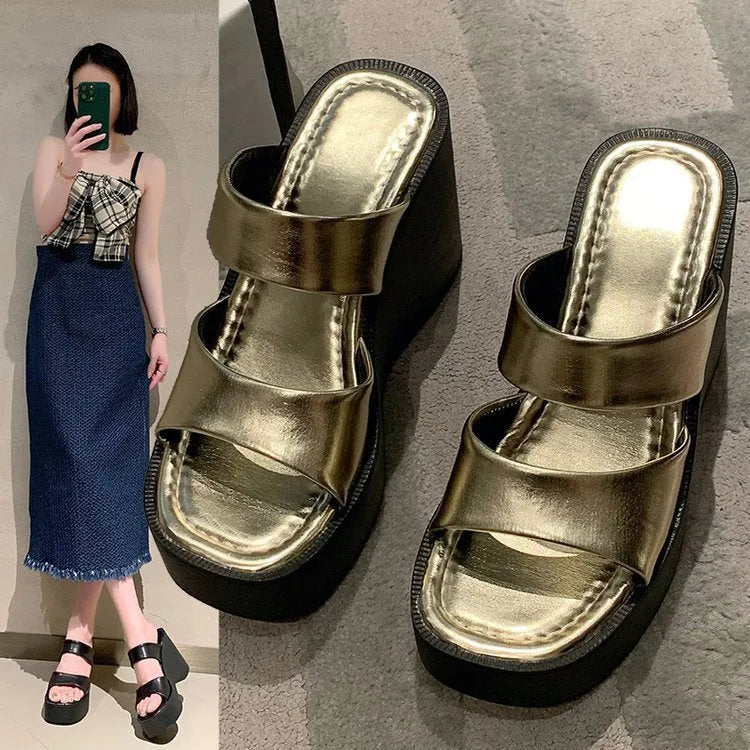 Women's wedge platform slippers in black with square toe and PU upper