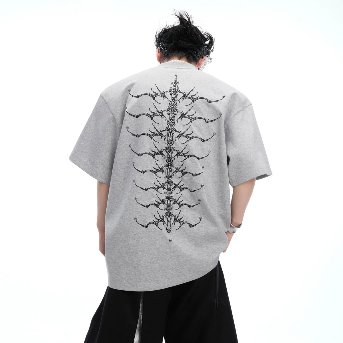 Men's short sleeve pure cotton T-shirt with snake pupil backbone, heavy rivet, and embroidery detail in cool black