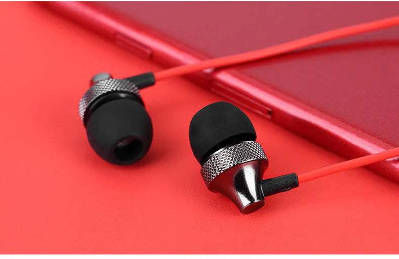 Auricular Metal Fever wired in-ear headphones with microphone in gold, silver, black, or red and black colours.