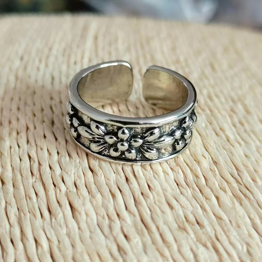 Vintage floral open ring in zinc alloy with camellia design, available in gold or retro colour, unisex style