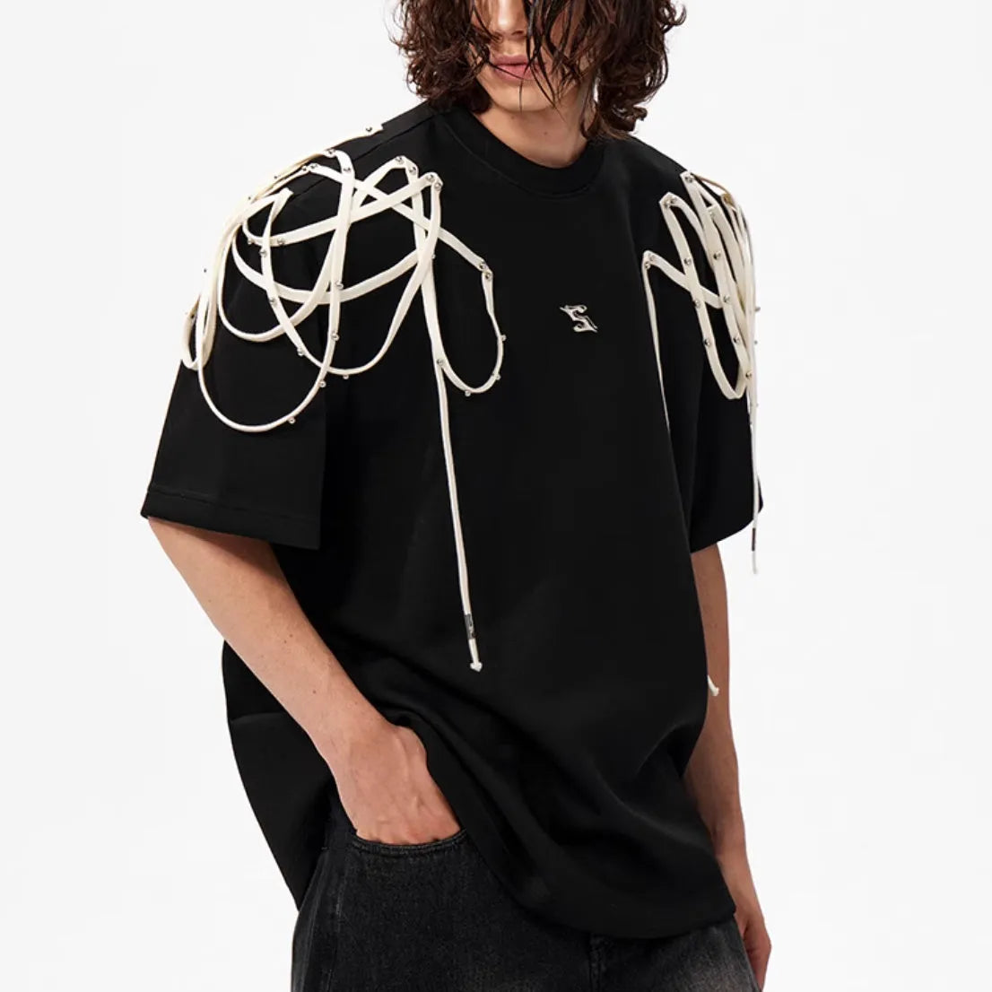 Black loose-fit short-sleeved T-shirt with padded shoulders and round neck, sizes S to XL
