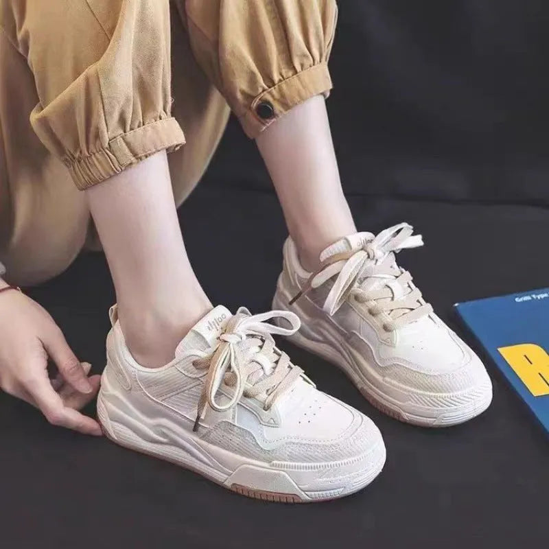 Low-top sneakers in beige and pink with 2.5cm rubber sole and imitation leather lining
