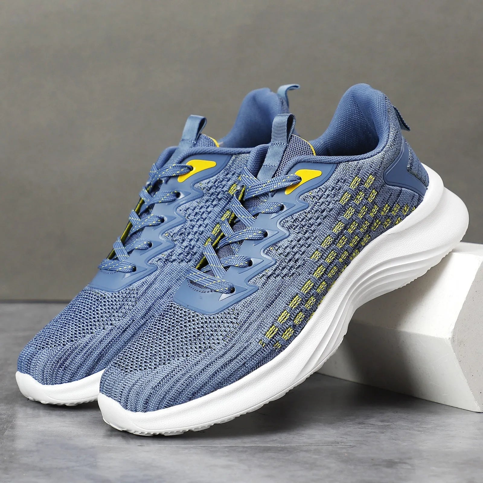 Women's lavender purple Flyknit running shoes with stripe pattern and mesh lining.