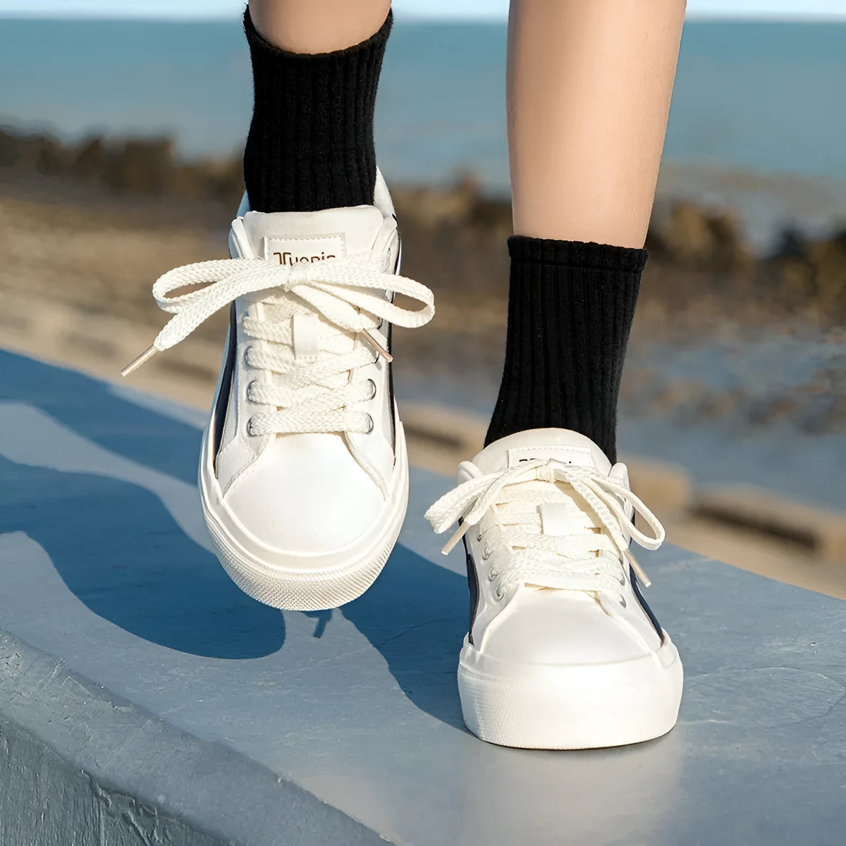 Women's low-top lace-up board shoes in synthetic leather with a vulcanised rubber sole.