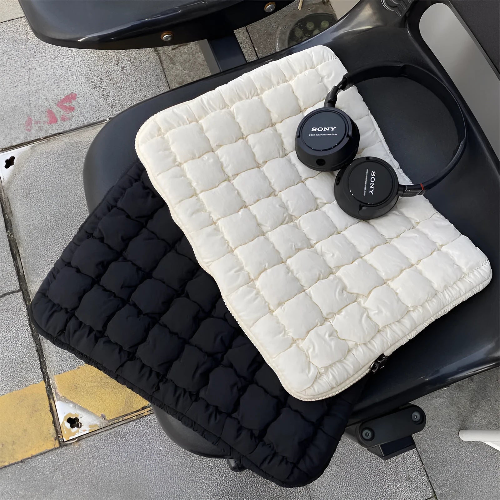 Black and white cloud cotton laptop storage bag showing nylon material and size options for 11 to 15.6 inch devices