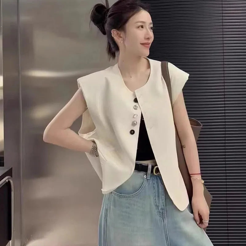 Women's loose-fit polyester vest in milky white with two front pockets, 40cm length