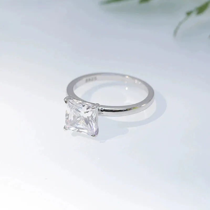 925 silver geometric ring with round zirconium centre in silver finish on grey background