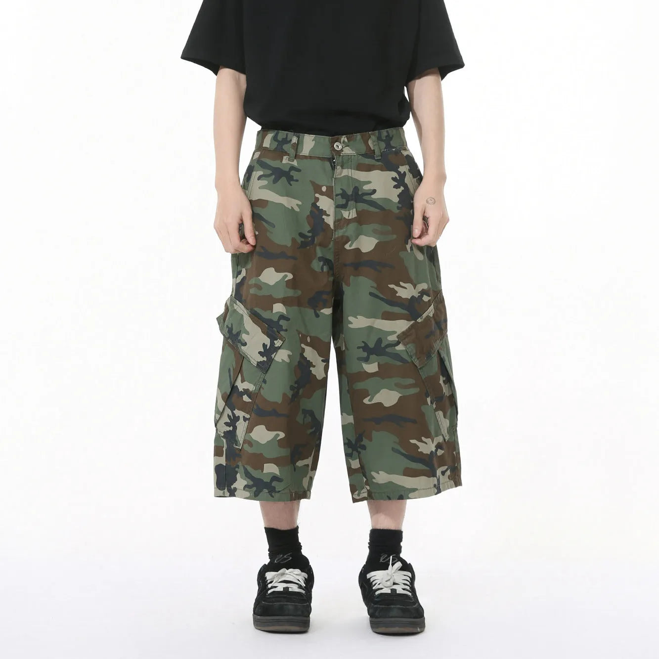 Cotton men's camouflage jeans with wide leg loose fit, cropped length, side stitching, and large pockets