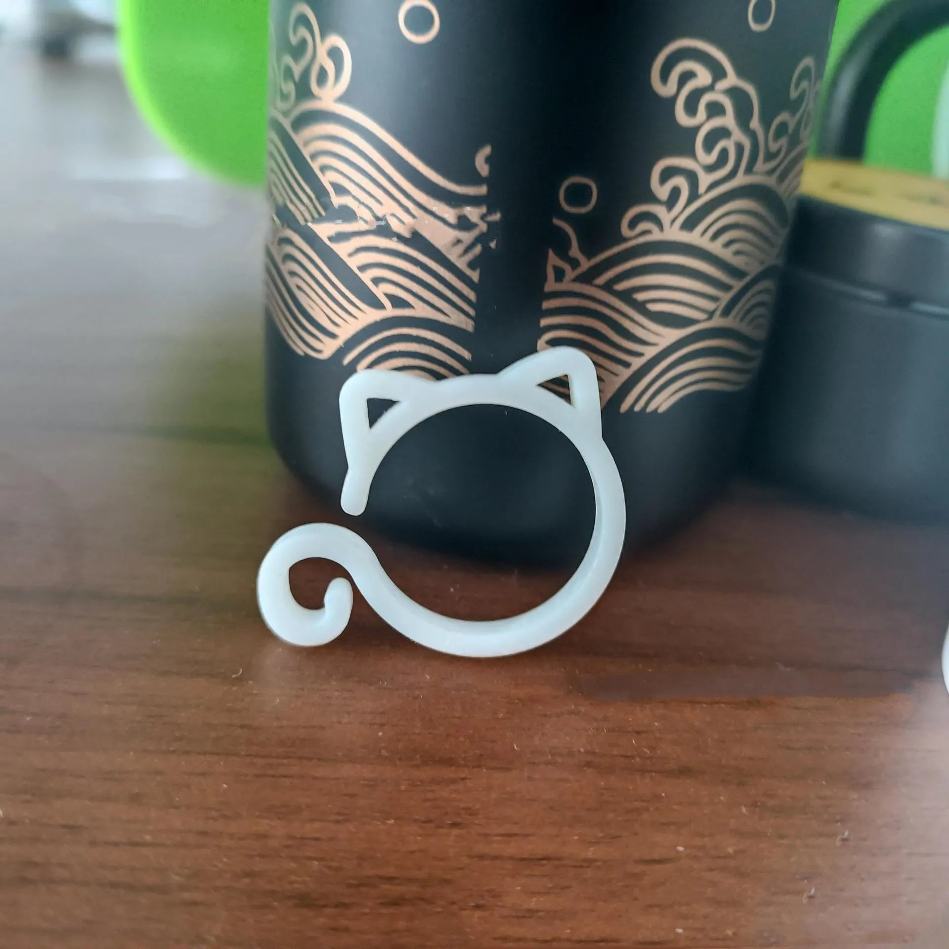 Cat-shaped plastic plant clip in green, red, white, or yellow, measuring 3cm by 4cm by 0.5cm