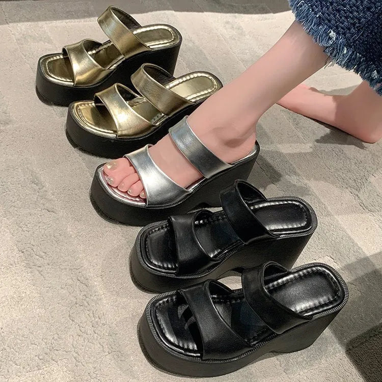 Women's wedge platform slippers in black with square toe and PU upper