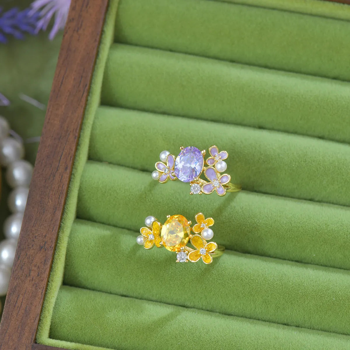 Women's open ring with flower pearl design and zircon details in yellow colour