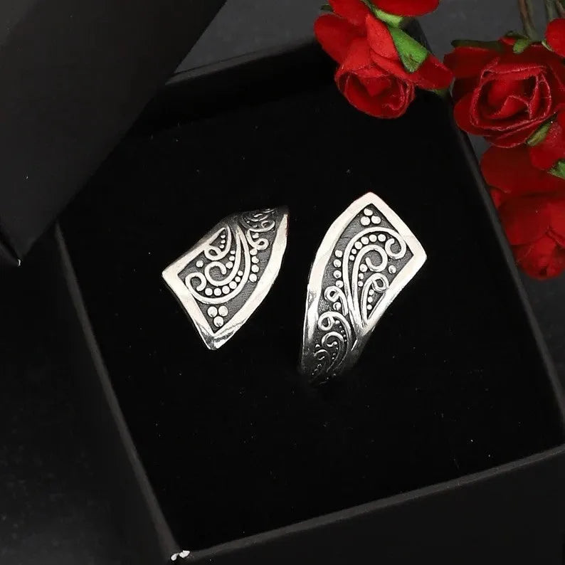 Silver retro women's ring with adjustable opening and minimalist design details