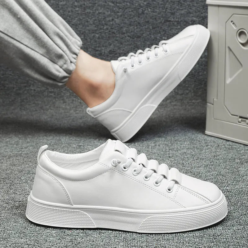 Men's low-top black and white sports casual shoes with synthetic leather upper and round toe.