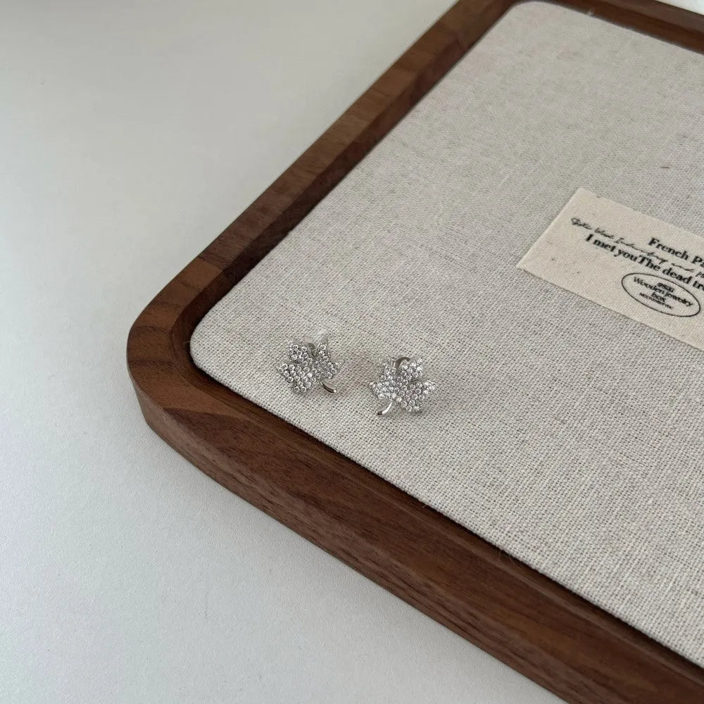 Pair of 925 silver maple leaf earrings for women with platinum-tone electroplating, each measuring 13.3 x 15mm.